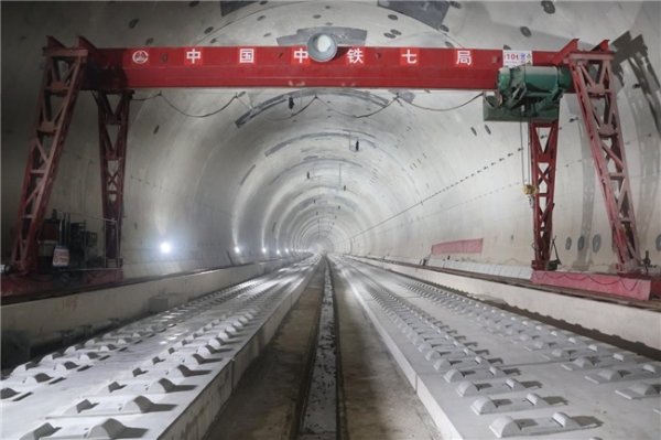 配资公司平台 广湛铁路项目机场一号隧道无砟轨道施工圆满完成
